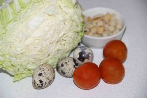 Салат Цезарь с курицей, яйцом и помидорами
