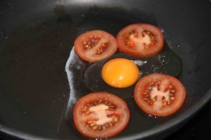 Яичница с помидорами
