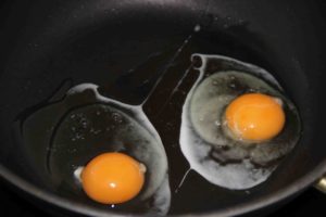 Как правильно приготовить яичницу-глазунью
