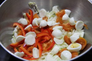 Салат с овощами и моцареллой