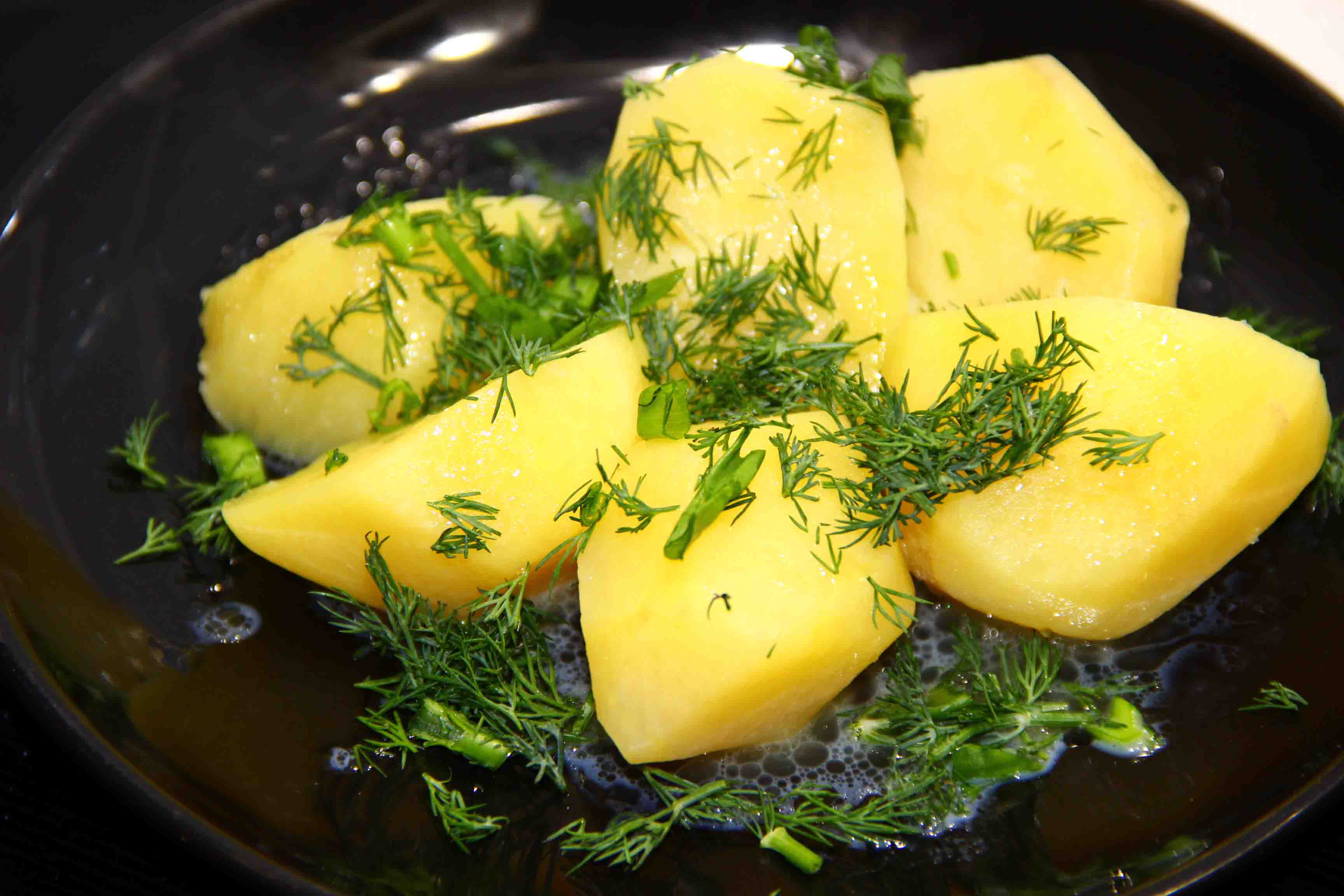 отварной картофель с маслом и зеленью