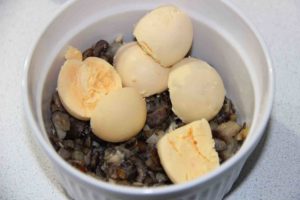 Яйца фаршированные грибами шампиньонами и луком