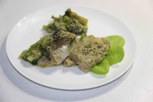 Рыба запеченная в сливочном соусе с травами и брокколи