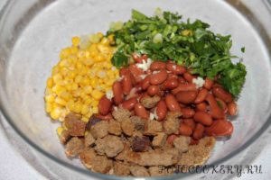 Салат с кукурузой и кириешками