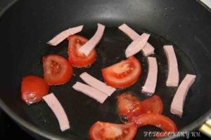 Яичница с помидорами и колбасой