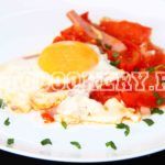 яичница с помидорами и колбасой