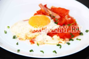 яичница с помидорами и колбасой