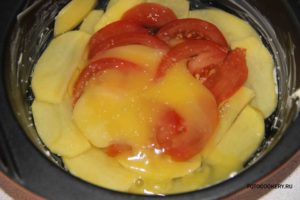 Картофель, запеченный с яйцом и помидором