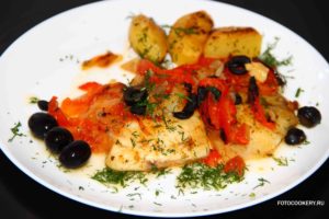 Рыба, запеченная с овощами и оливками
