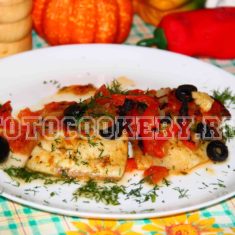 рыба запеченная с овощами и оливками