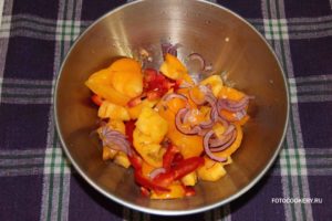 Салат из желтых помидоров и болгарского перца