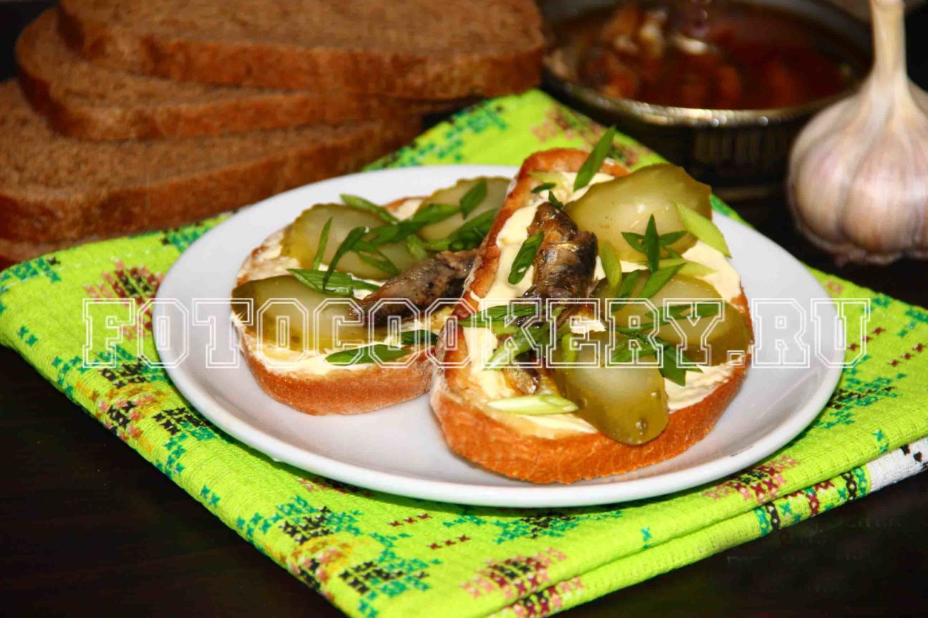 Бутерброды с колбасой шпротиной и огурцом
