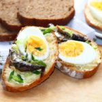 Бутерброды со шпротами, яйцом и огурцом