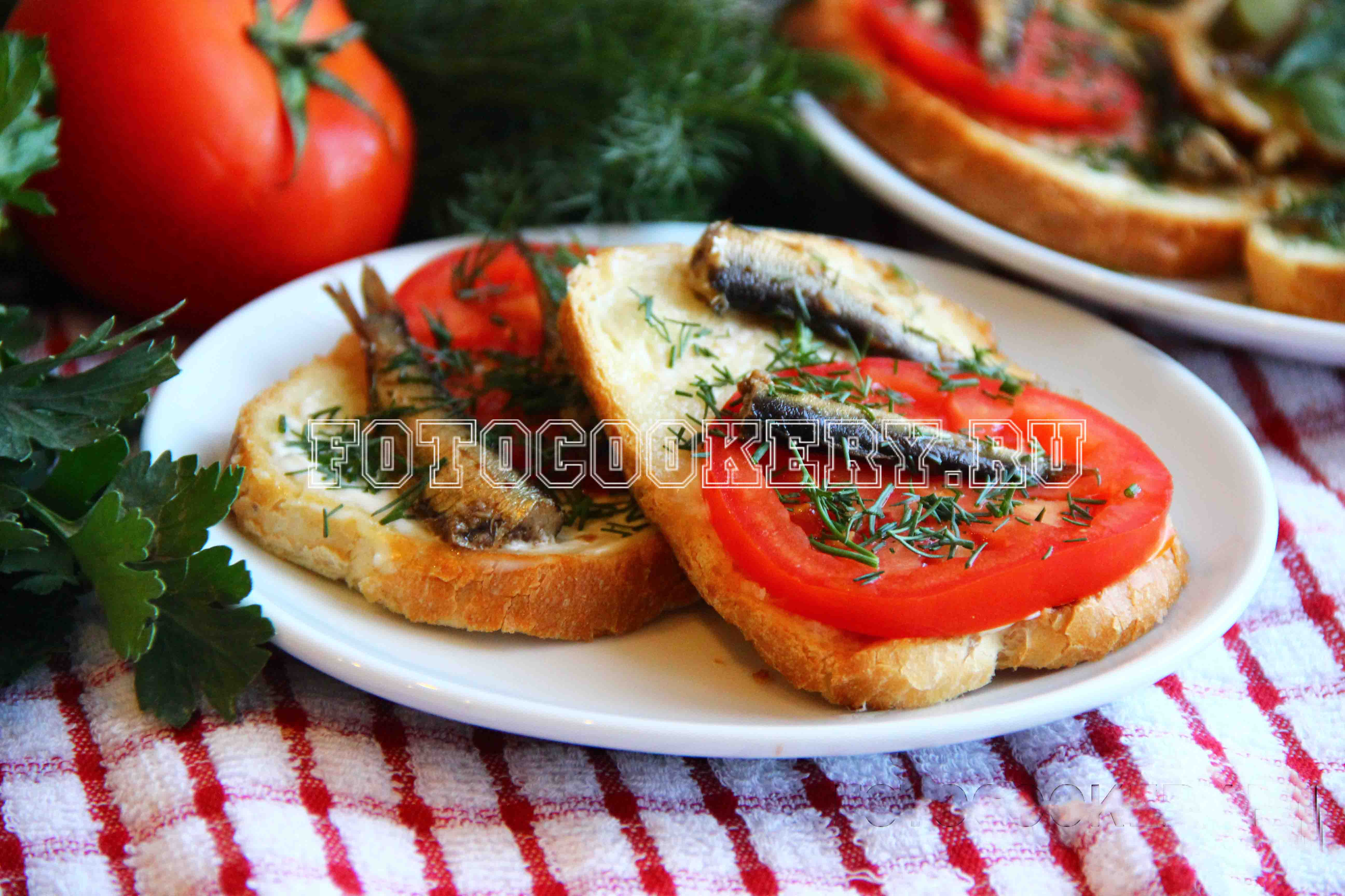 бутерброды со шпротами и помидорами