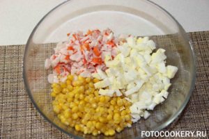 Салат с крабовым мясом и кукурузой
