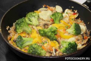 Жареный рис с грибами и овощами