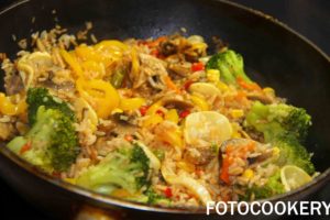 жареный рис с грибами и овощами