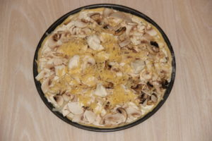 Пицца с грибами и луком