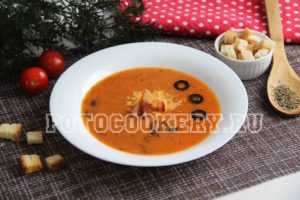 Томатный суп с беконом и оливками