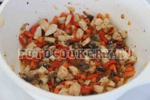 Фрикасе из курицы с грибами и овощами в сливочном соусе