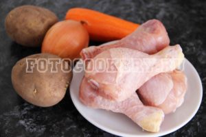 Куриные голени, тушеные с картошкой