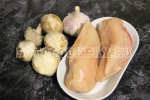 Курица, запеченная в сливочном соусе, с грибами под сыром