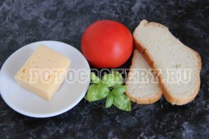 Тосты с сыром, помидором и базиликом