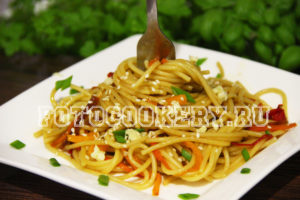 Острые спагетти с овощами и соевым соусом